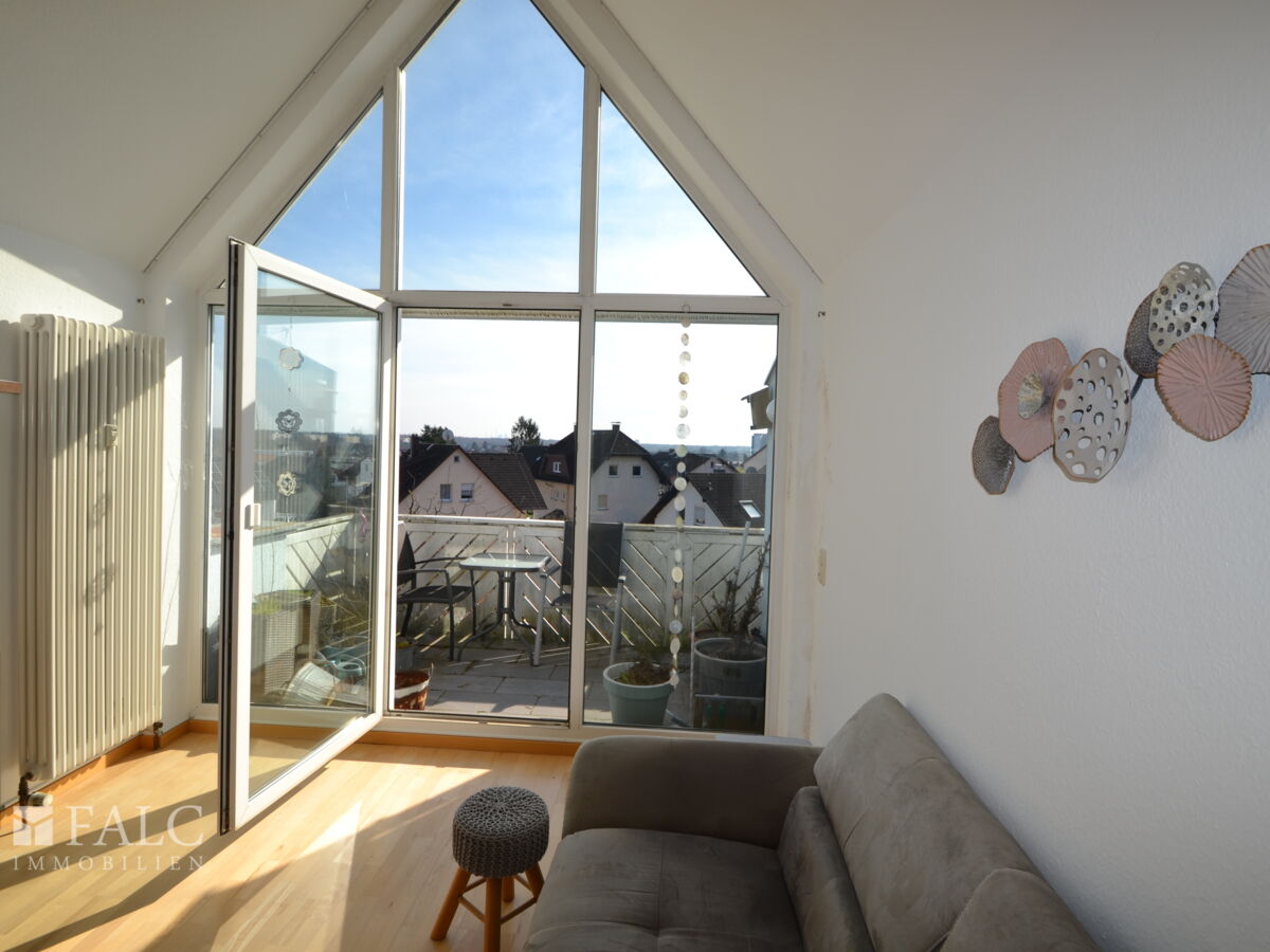 Wohnzimmer mit Balkon