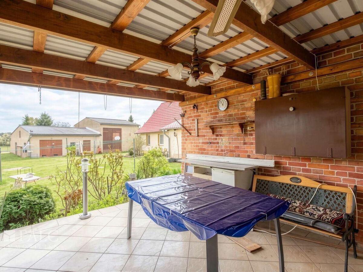 Überdachte Terrasse im Garten 