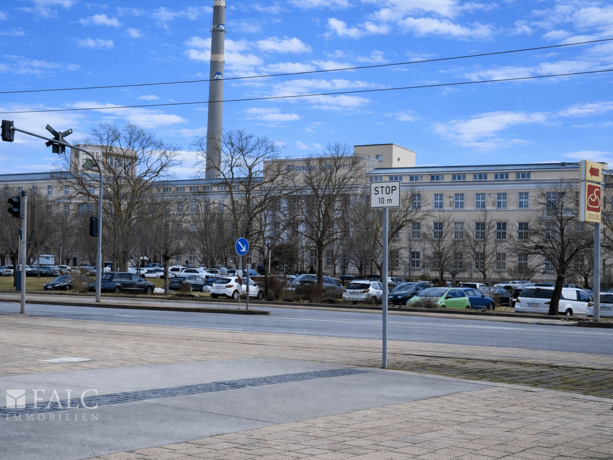Leuna Hauptgebüde gegenüber 