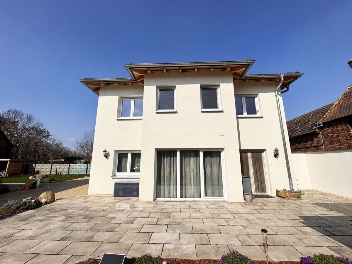 Hausansicht mit Terrasse