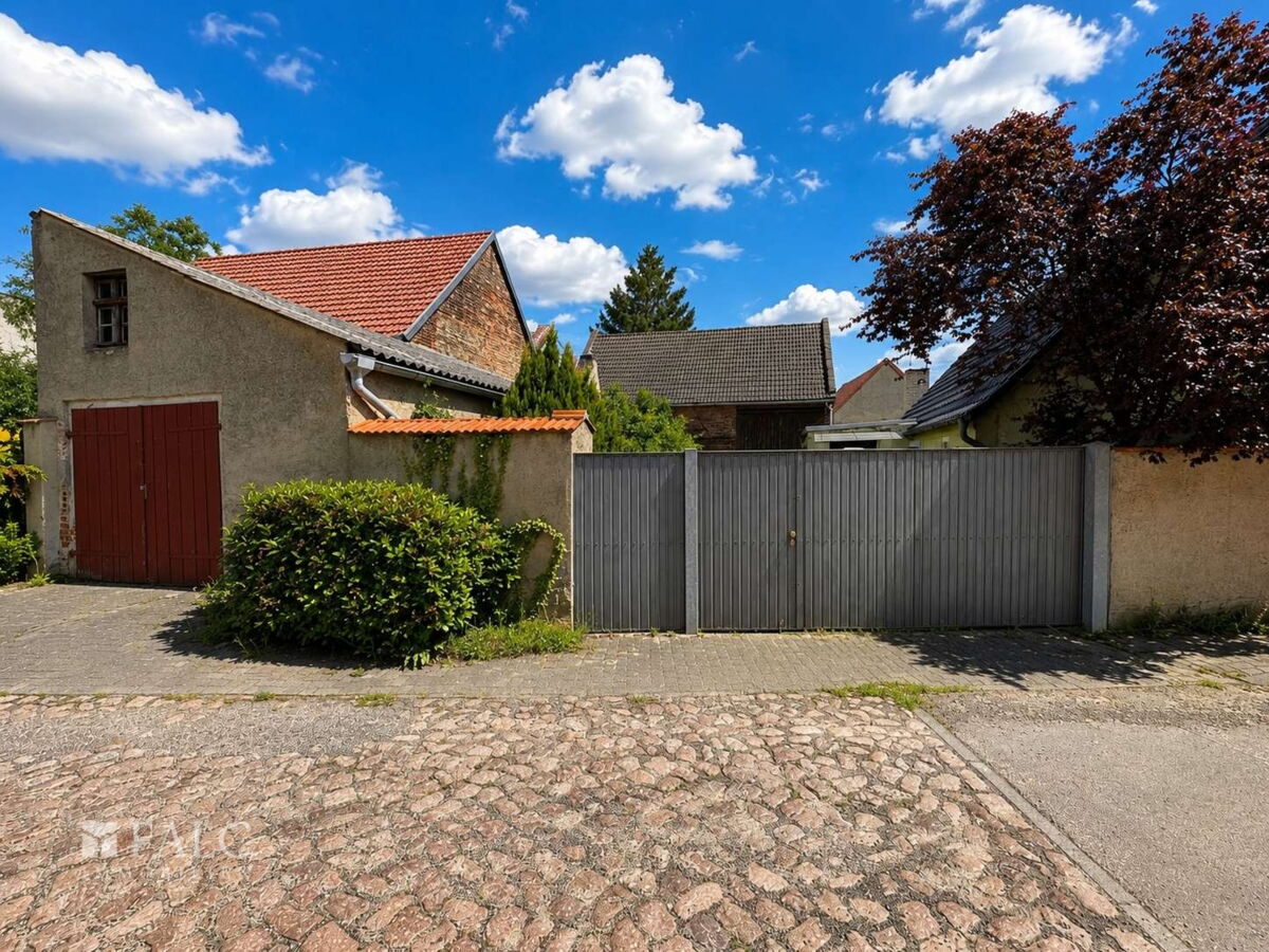 Geschlossener Hofzugang + Garage mit Zufahrt