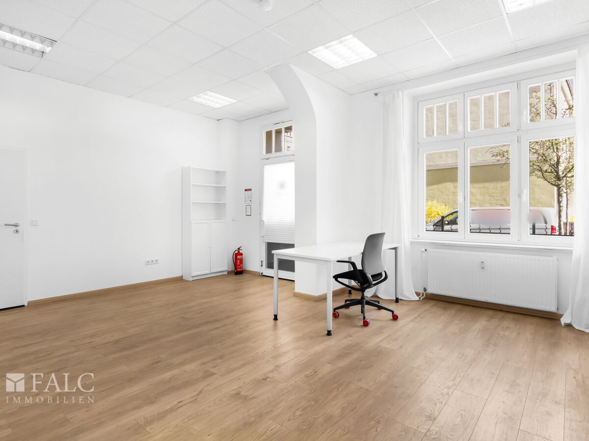 Hinteres Büro mit sep. Zugang