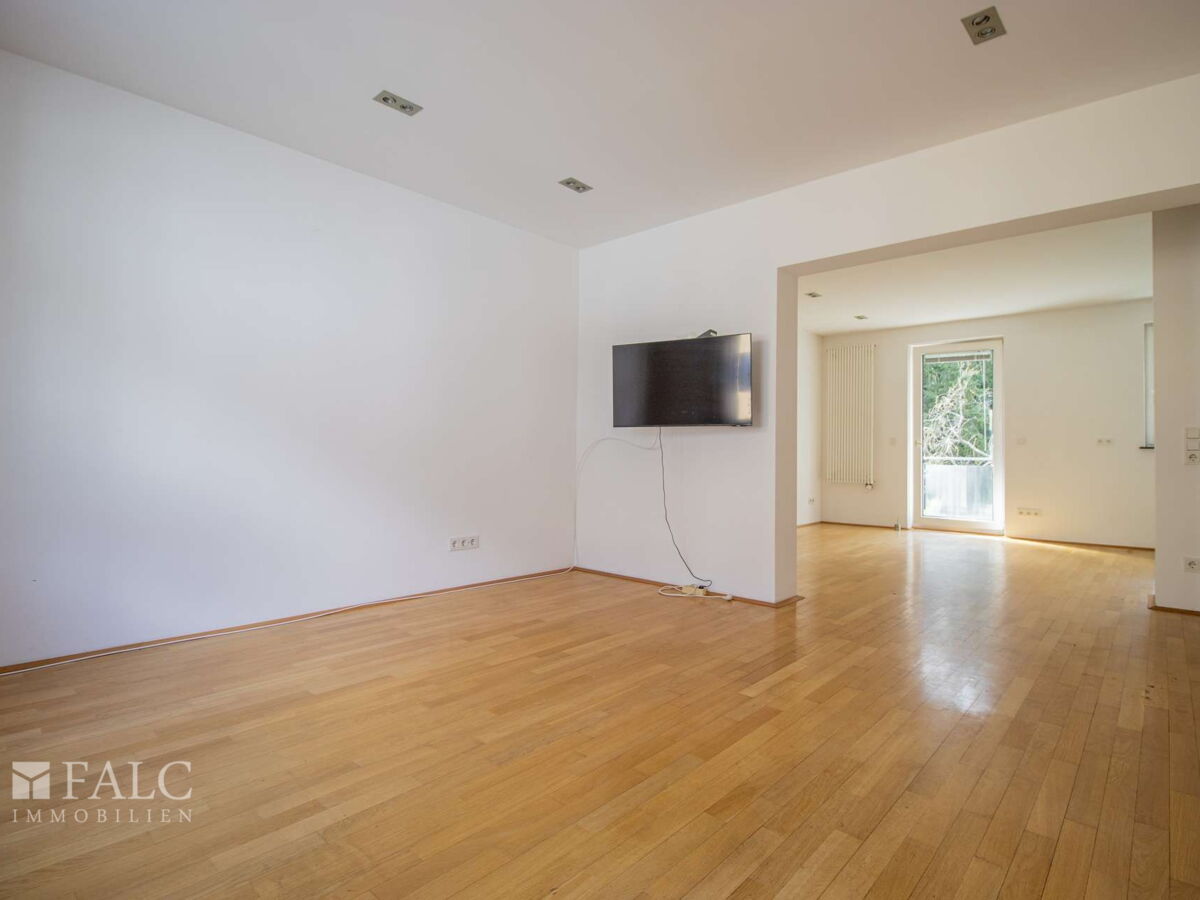Geräumiges Wohnzimmer