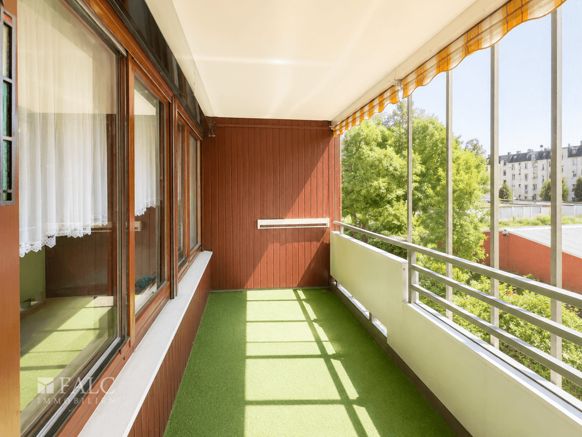 Balkon mit Sonnenschutz (eingerollt)