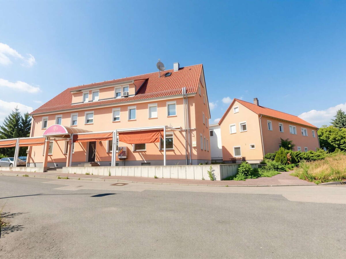 Außenansicht - Haupt-Nebengebäude
