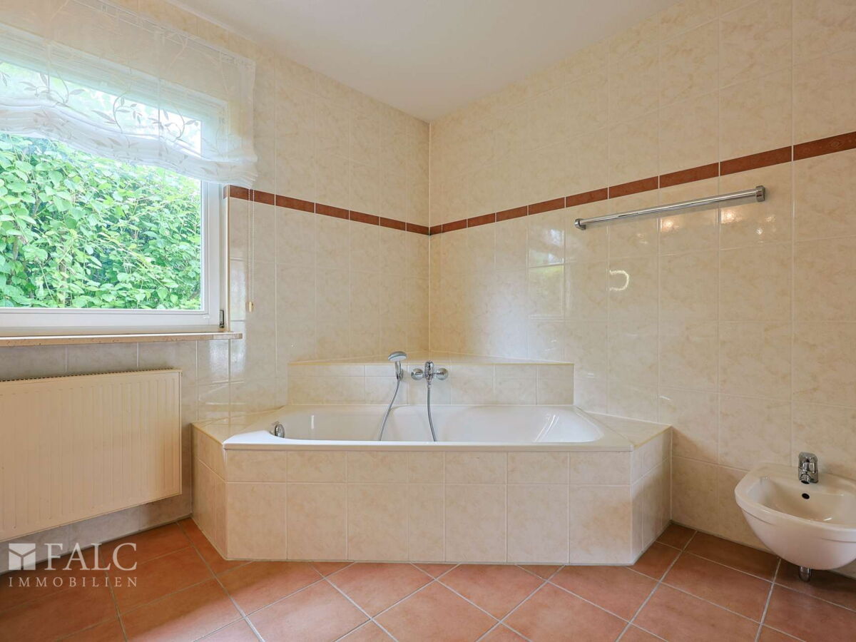 Bad: Wanne mit Duschfunktion