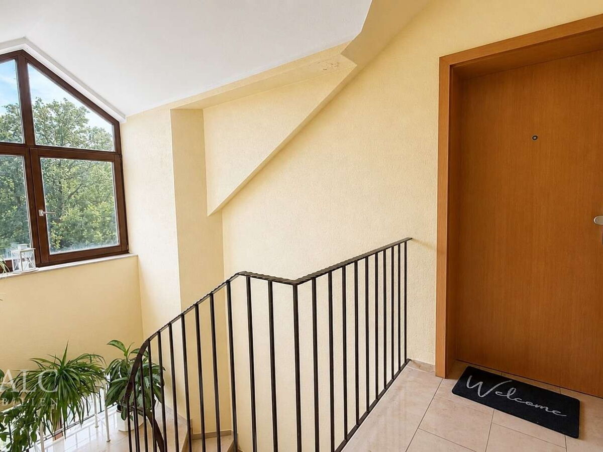 Heller, gepflegter Eingangsbereich mit Treppe (1)
