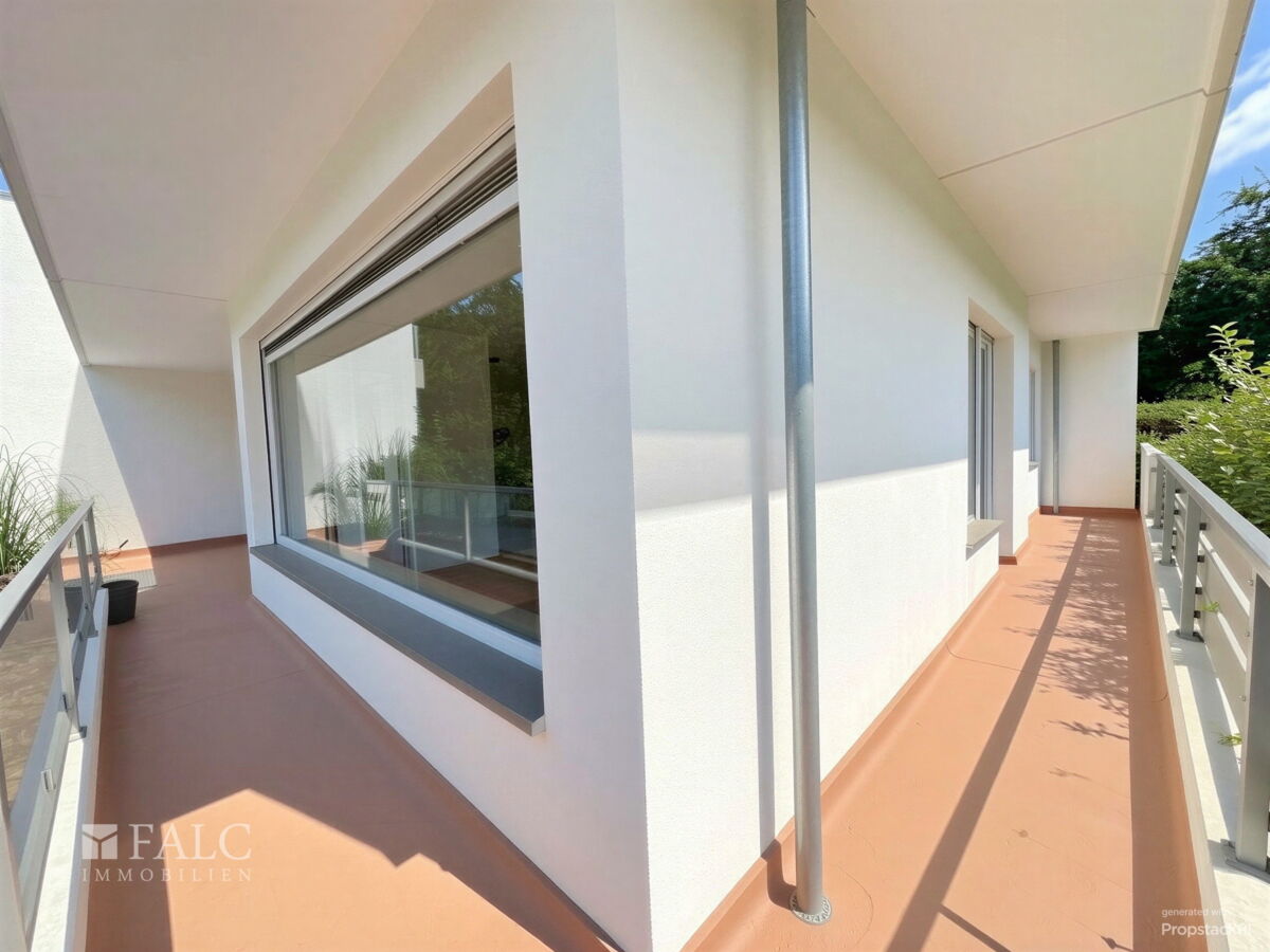 umlaufender Balkon - geputzt und gestrichen