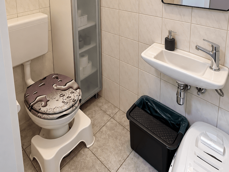 Modernes Gaste-WC mit Marmorkacheln