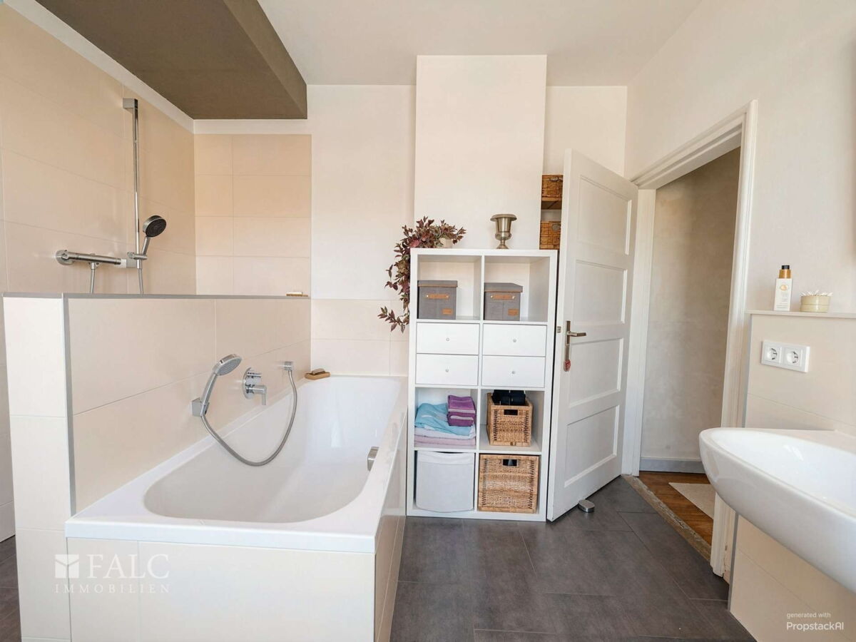 Bad mit Dusche + Wanne