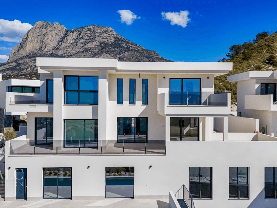 Drohnenaufnahme von außen der Villa / Exterior drone view of the villa / Vista exterior de la villa con dron
