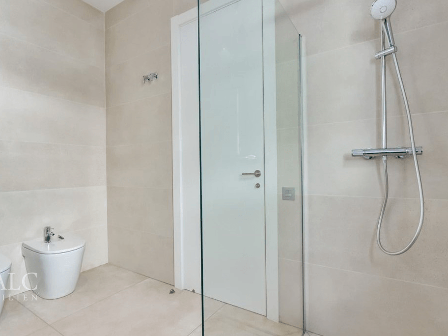 Dusche und Bad / Shower and bathtub / Ducha y bañera