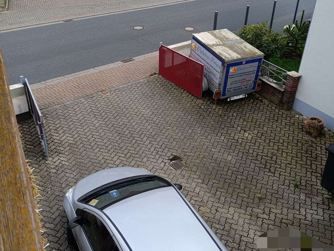 Außenansicht mit Parkplatz