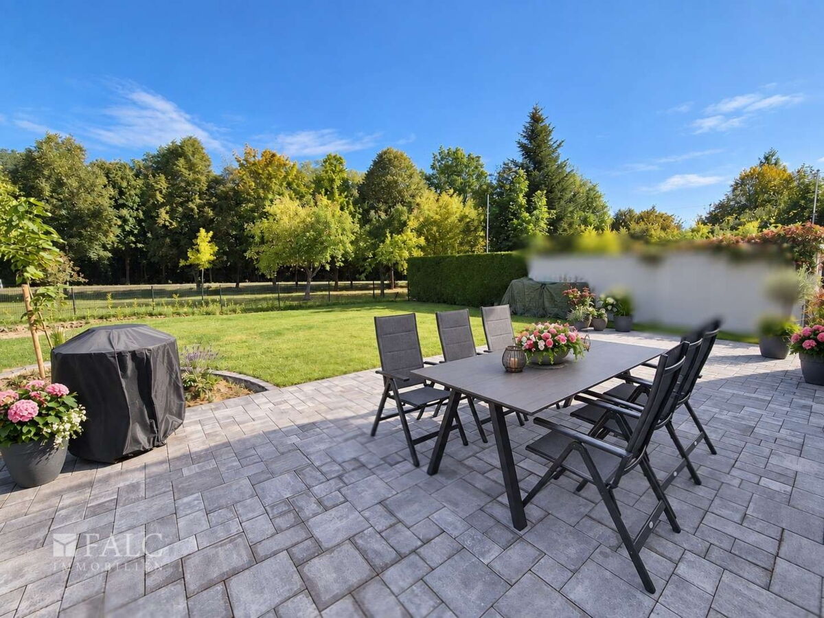 Terrasse mit Garten