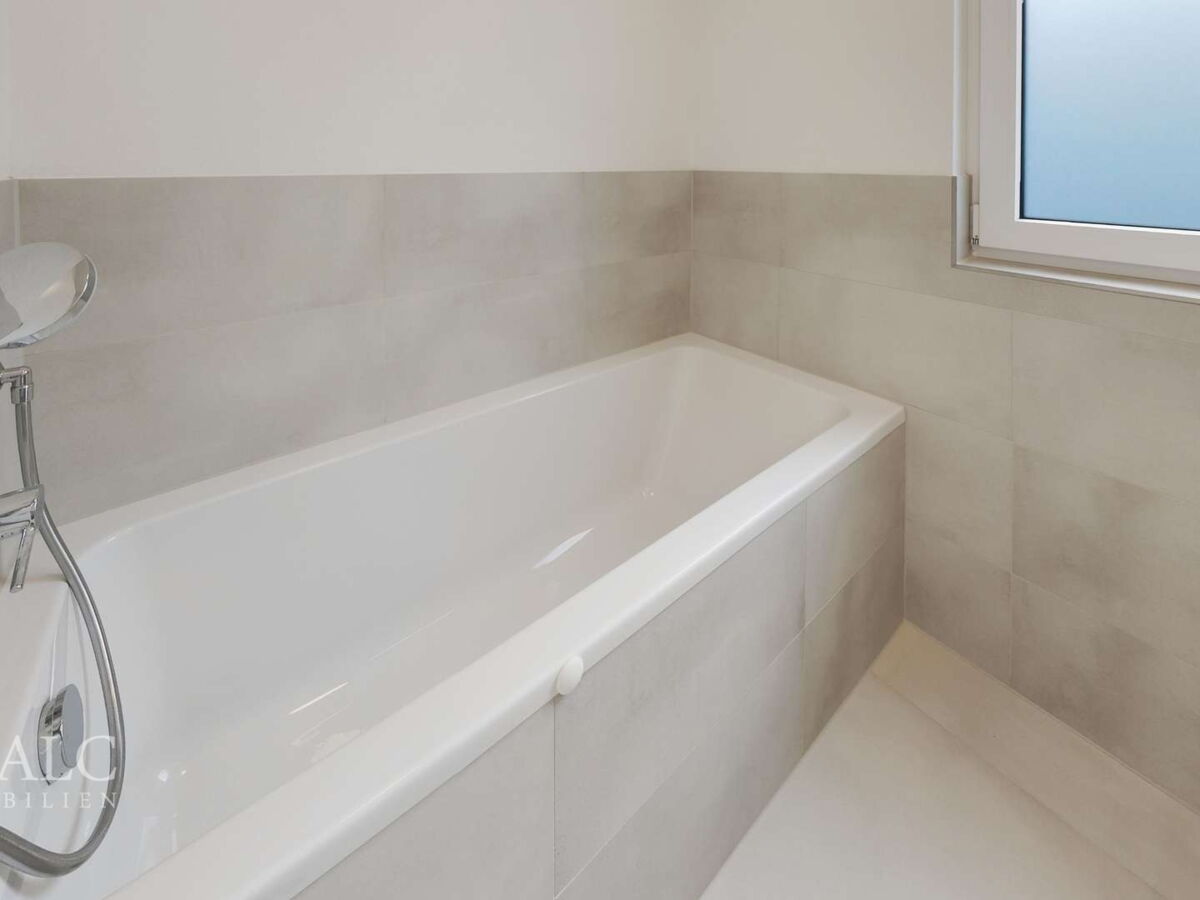 Bad 1 mit Badewanne