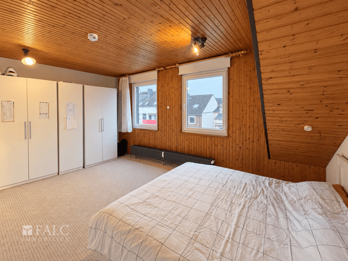 großzügiges Schlafzimmer