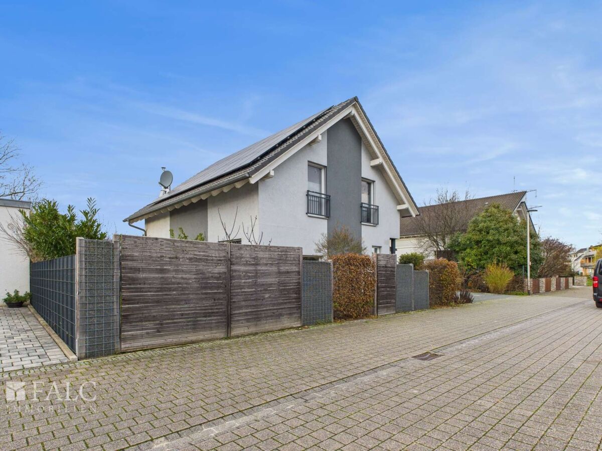 Außenansicht mit Gartentor 