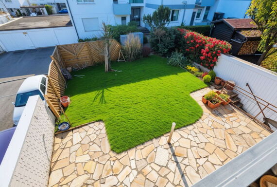 Garten-Terrasse von Oben - (KI generiert)