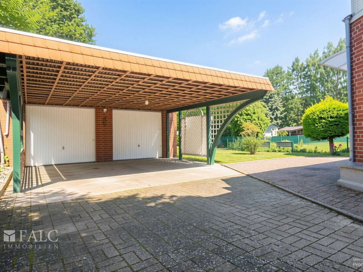 Garage mit Carport