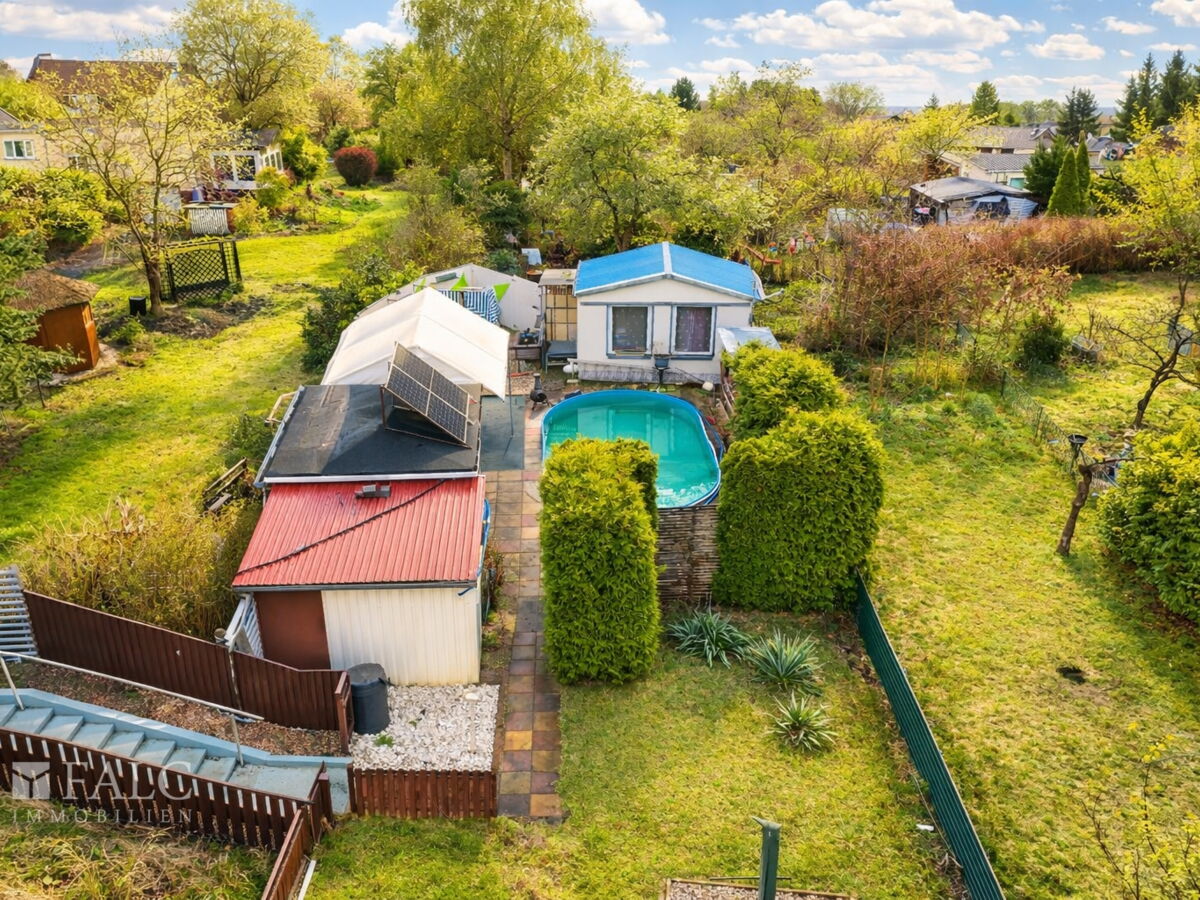 Garten mit Pool & Sommerlaube
