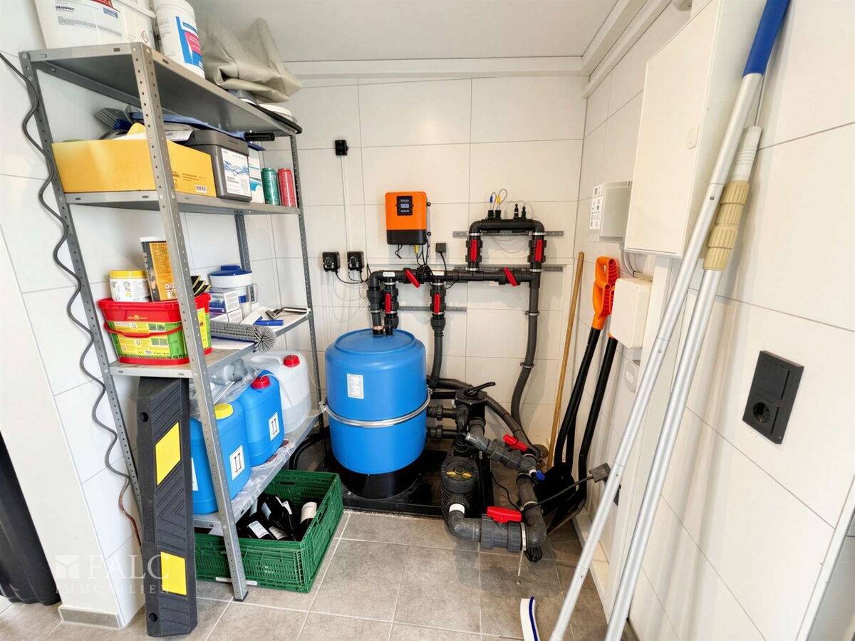 Technikraum hinter Garage 2