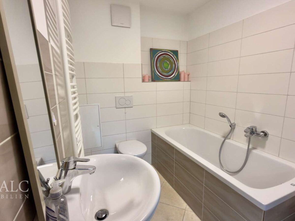Badezimmer Wohnung 2 OG rechts 