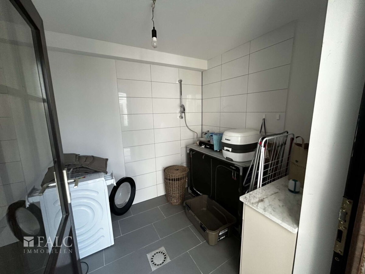 Hauswirtschaftsraum mit Dusche