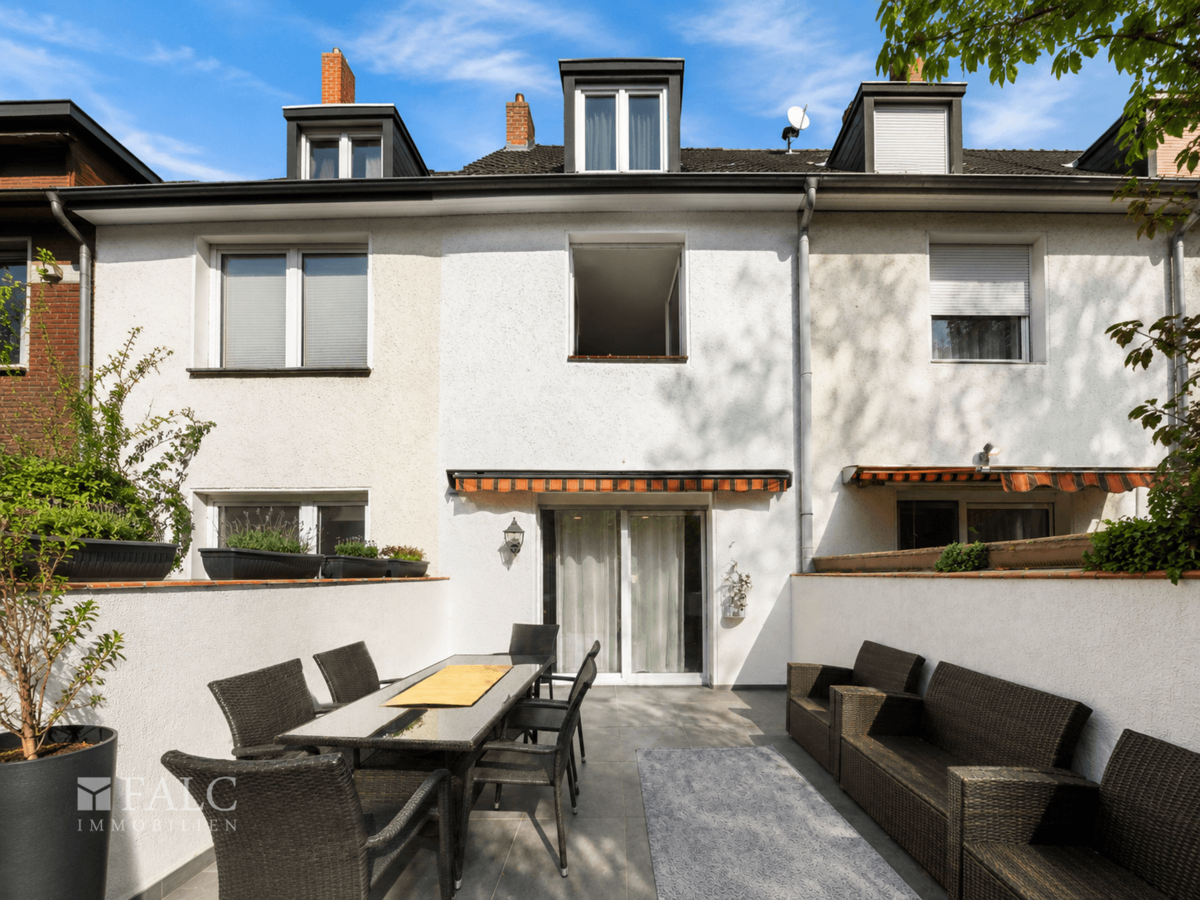 Hausrückseite mit Terrasse