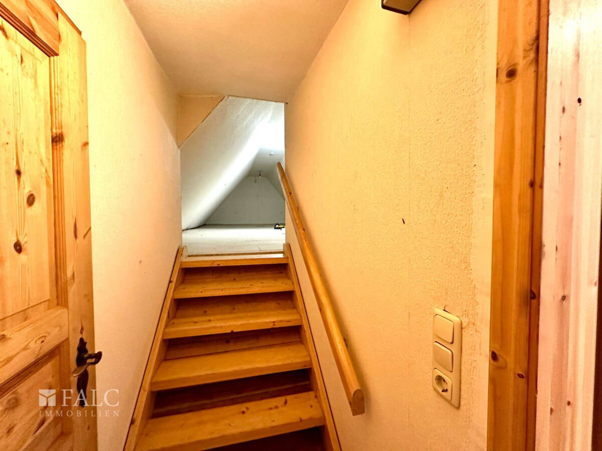 Treppe zum Spitzboden/ Ausbaureserve