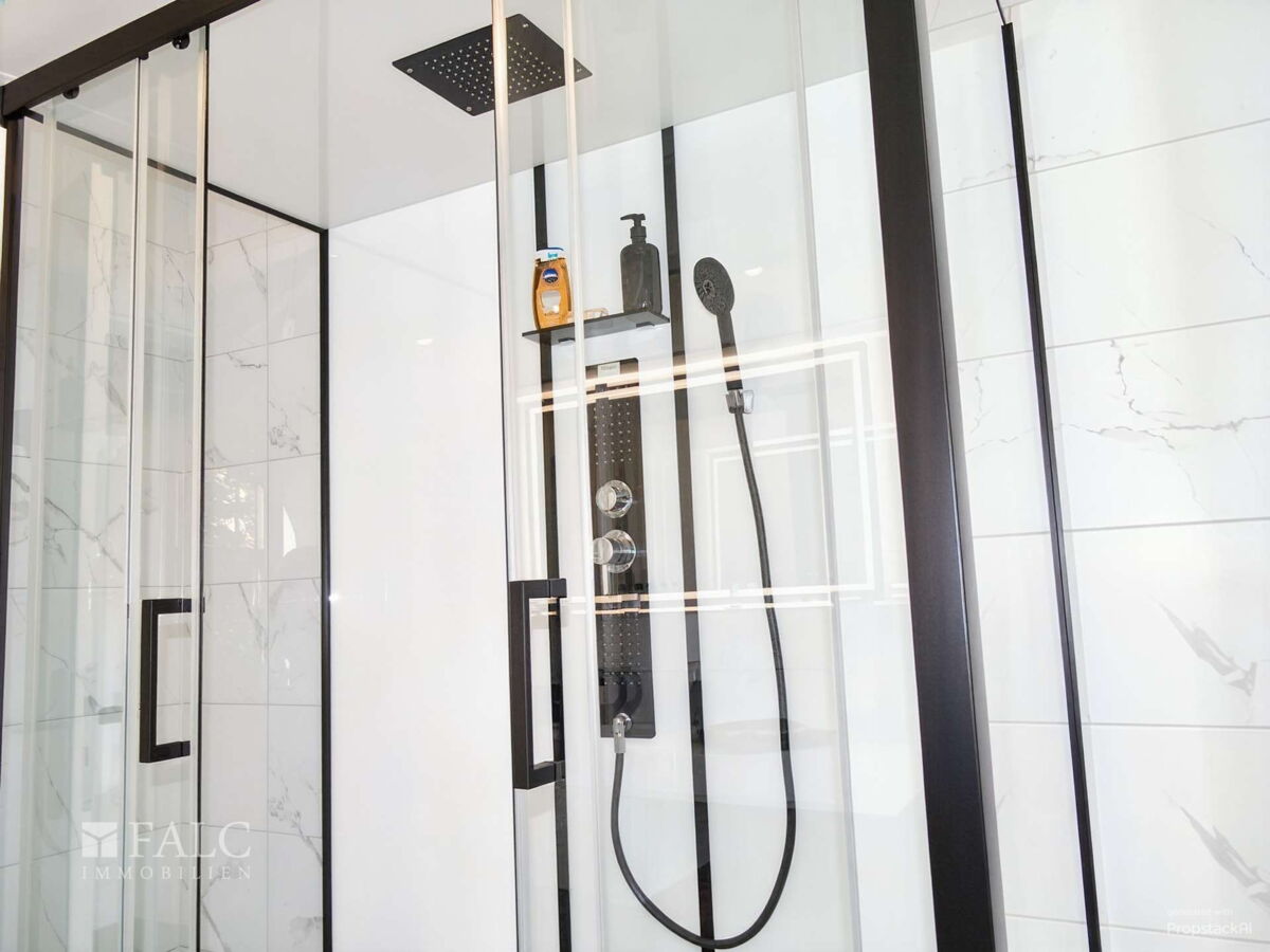 EG: Dusche im Badezimmer NEU