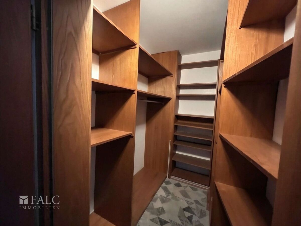 Begehbarer Kleiderschrank - (KI generiert)