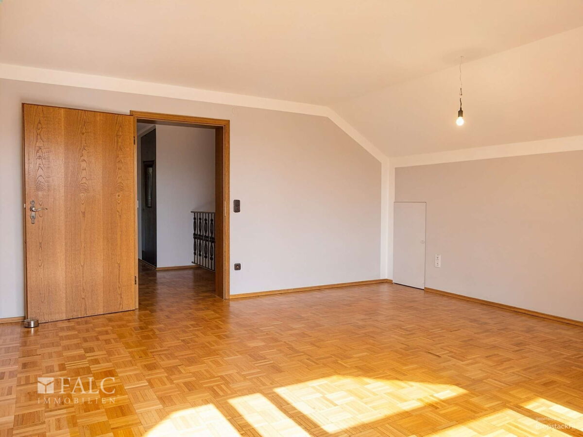 OG: Schlafzimmer 1 von 3