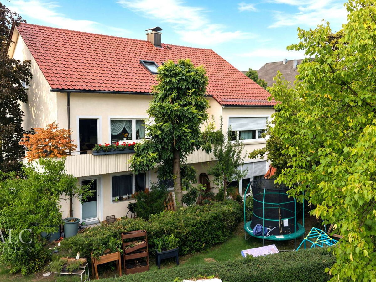 und mit Gartenfläche