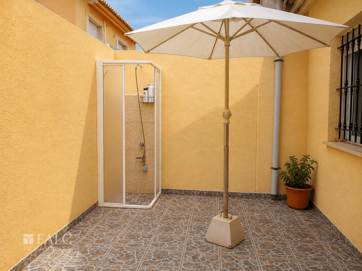 Hintere Terrasse mit Außendusche