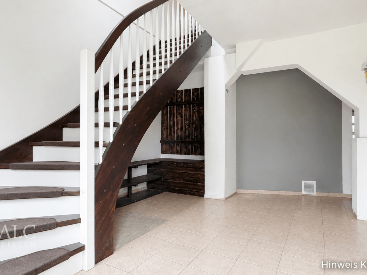 Flur mit Treppe zum Obergeschoss