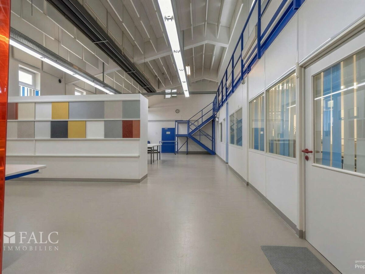 Arbeitsbereich + Büro geräumt- von KI