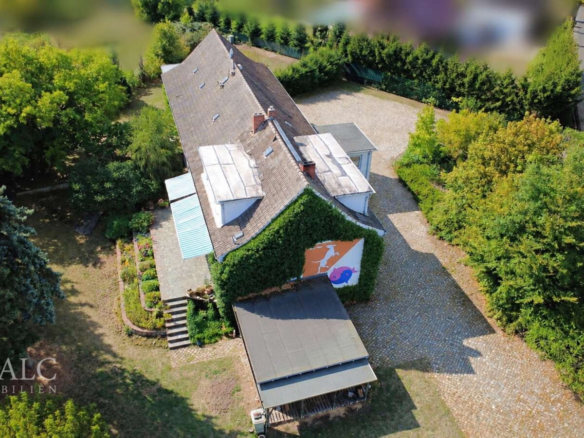 Gebäude und Grundstück