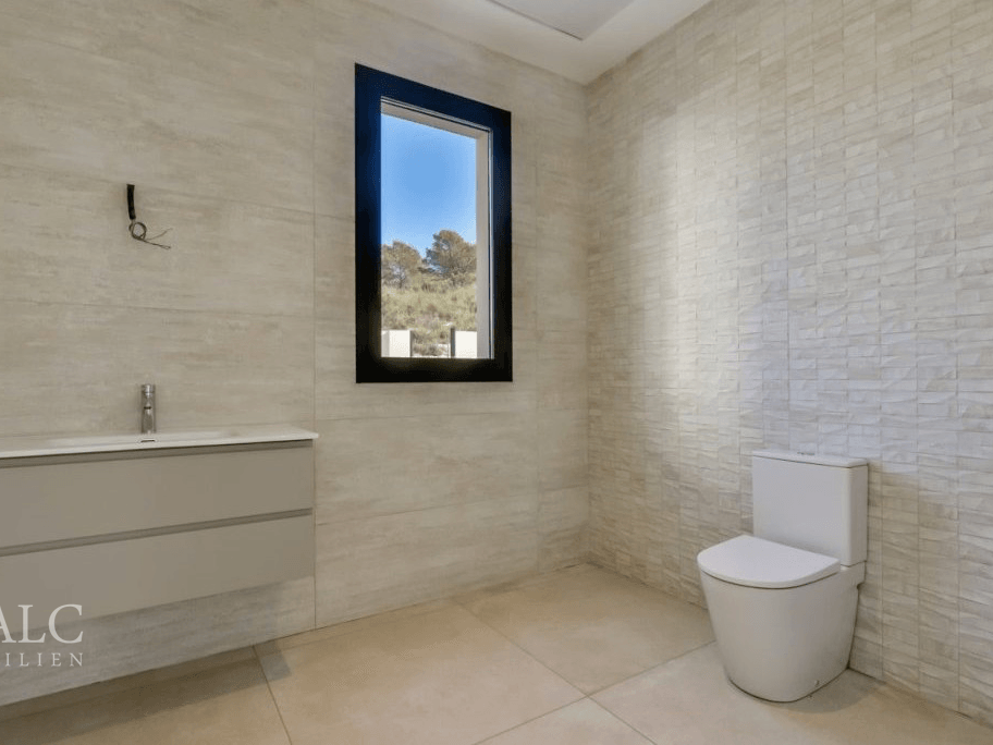Dusche und Bad / Shower and bathtub / Ducha y bañera
