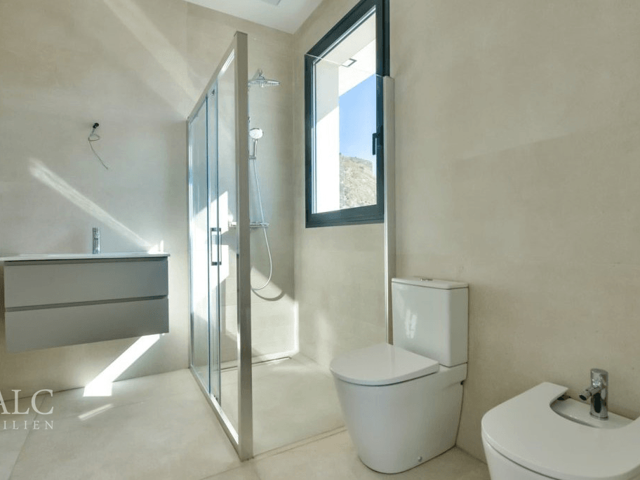 Dusche und Bad / Shower and bathtub / Ducha y bañera
