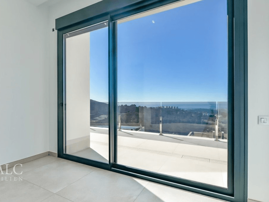 Zimmer mit Terrassenzugang / Room with access to the terrace / Habitación con acceso a la terraza