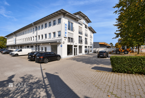 Modernes Hotel mit Parkplatz und Baustelle