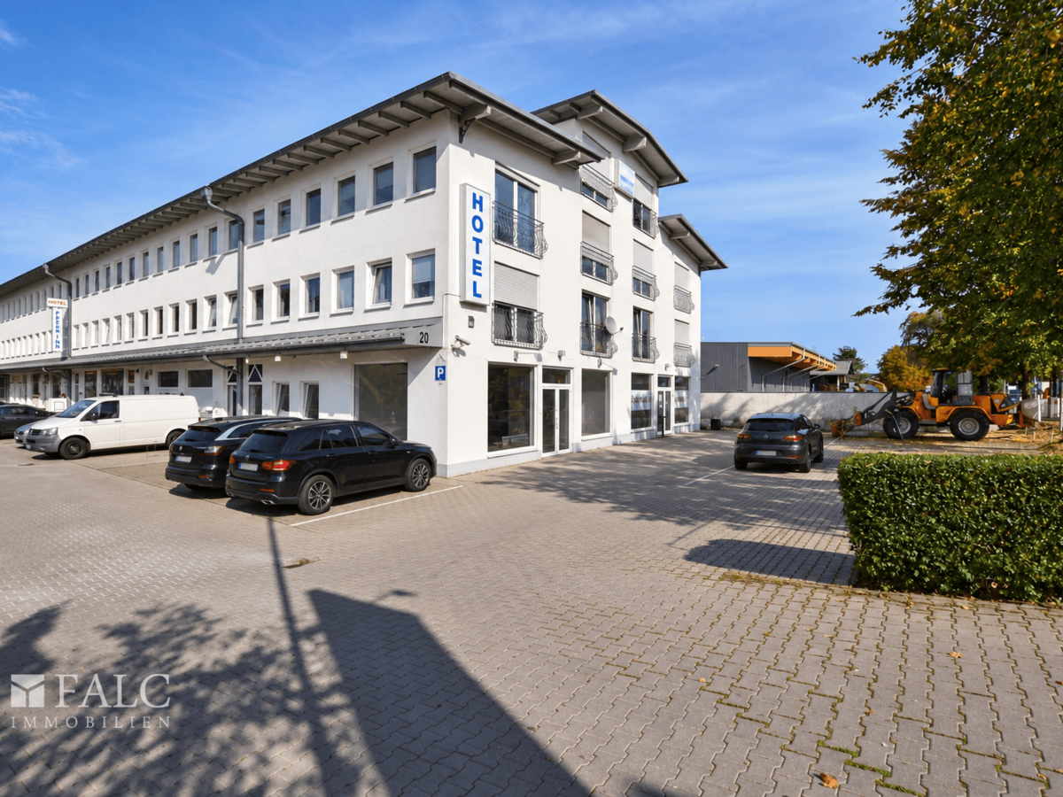 Modernes Hotel mit Parkplatz und Baustelle