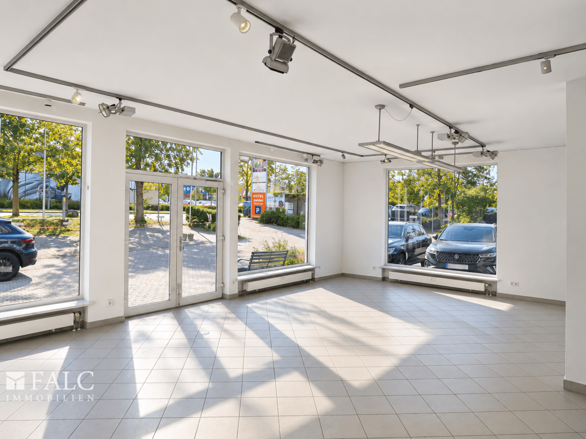 Heller leerer Showroom mit Schaufenstern