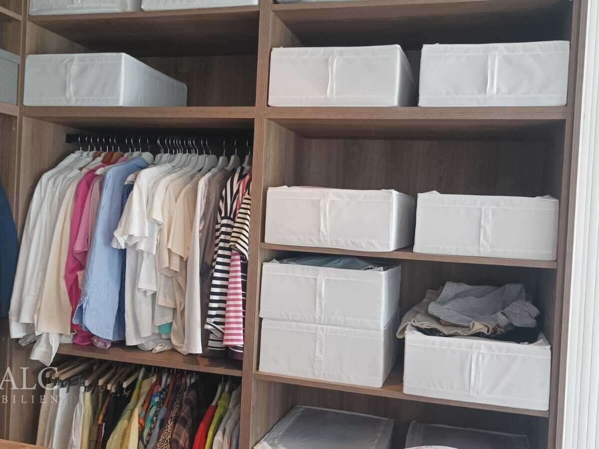 Begehbarer Kleiderschrank im Schlafzimmer