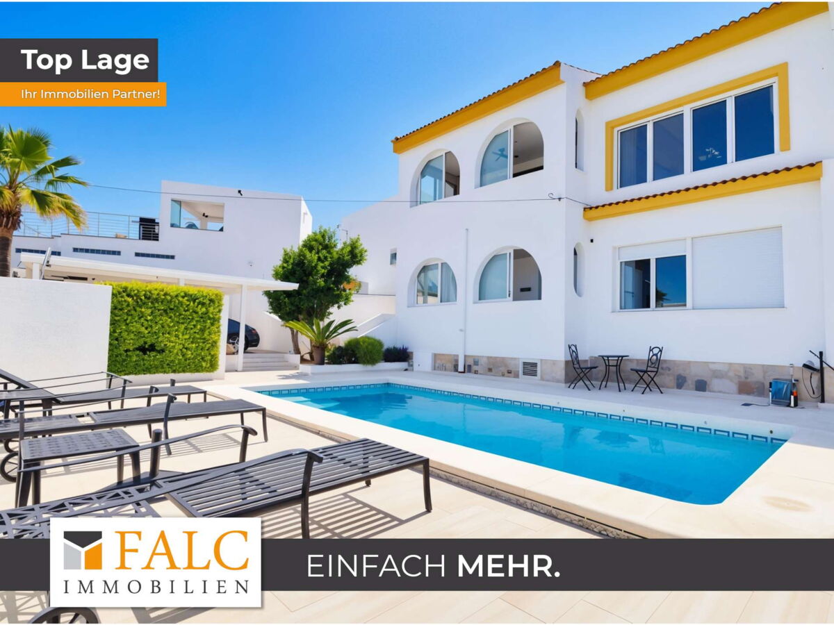 Pool mit Haus - (KI generiert)
