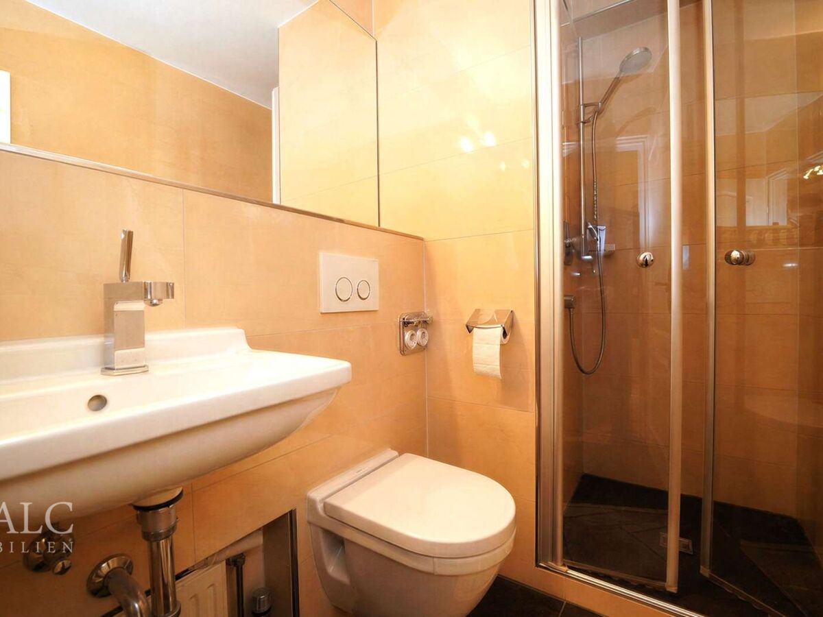Gäste-WC mit Duschkabine