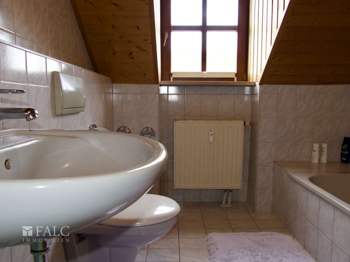 Badezimmer mit Fenster