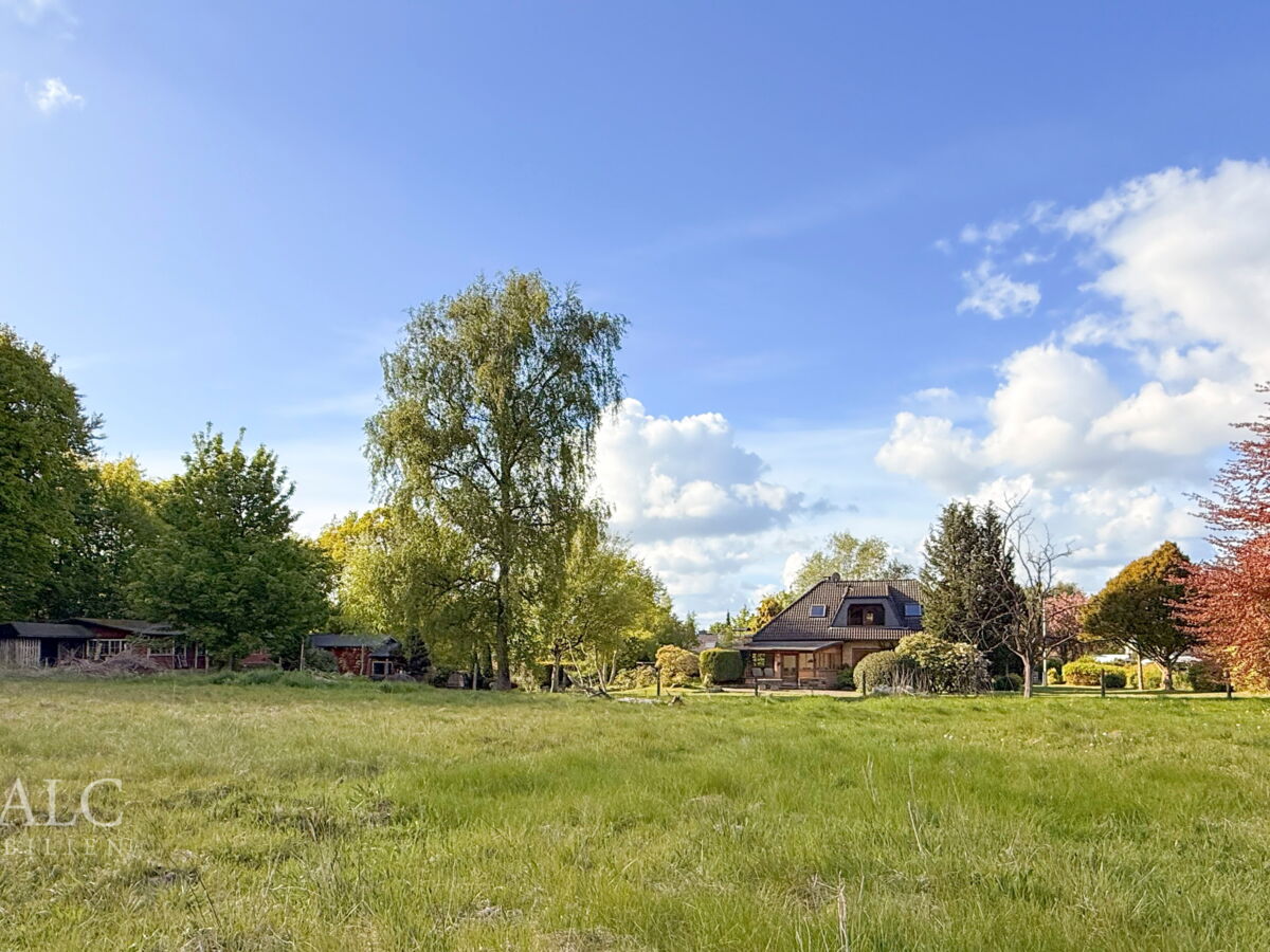 11. Blick vom Feld auf das Haus
