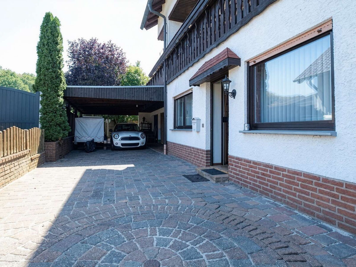 Carport - Zugang Einliegerwohnung - (KI generiert)