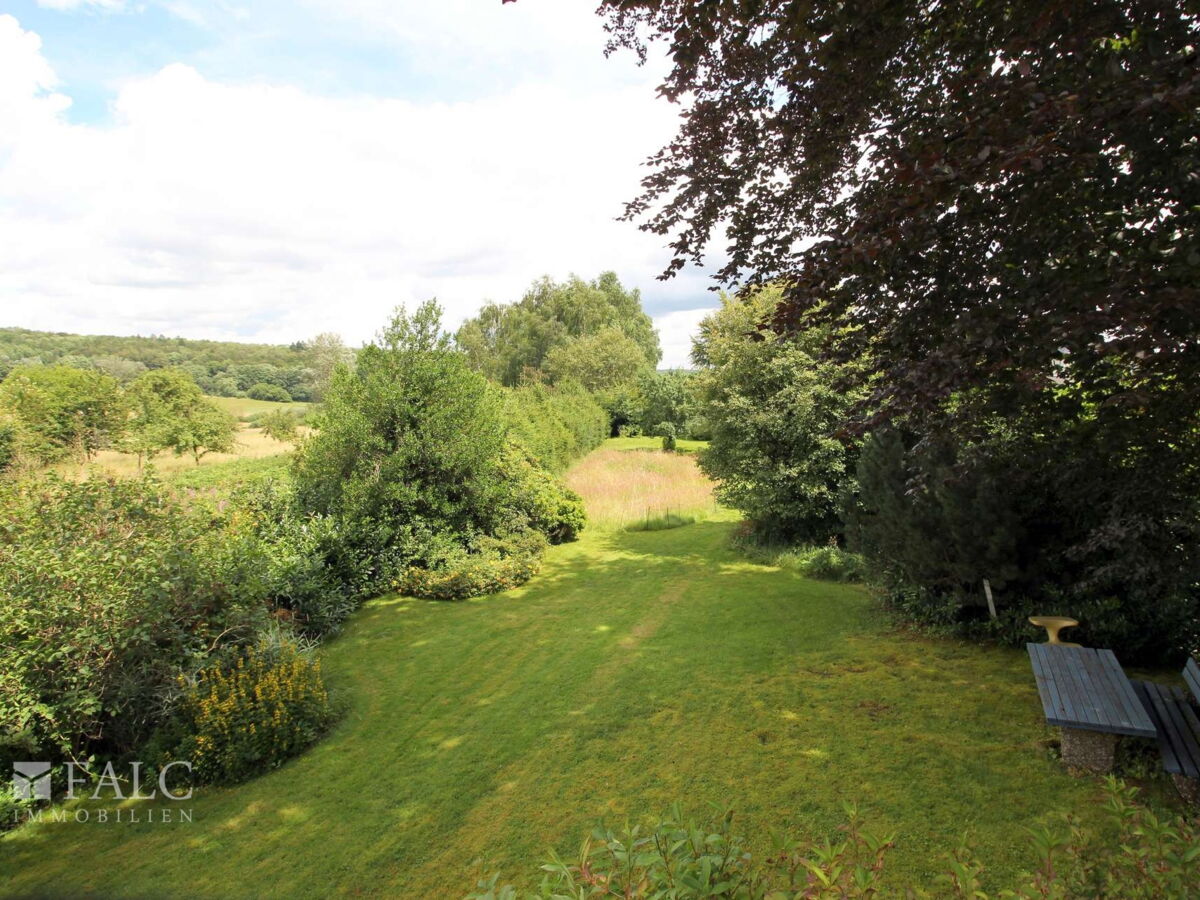 Blick vom Balkon in den Garten